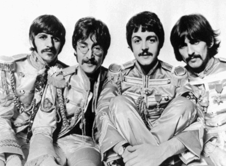 Los Beatles disfrazados como La Banda de Corazones Solitarios del sargento Pepper. Foto: AP