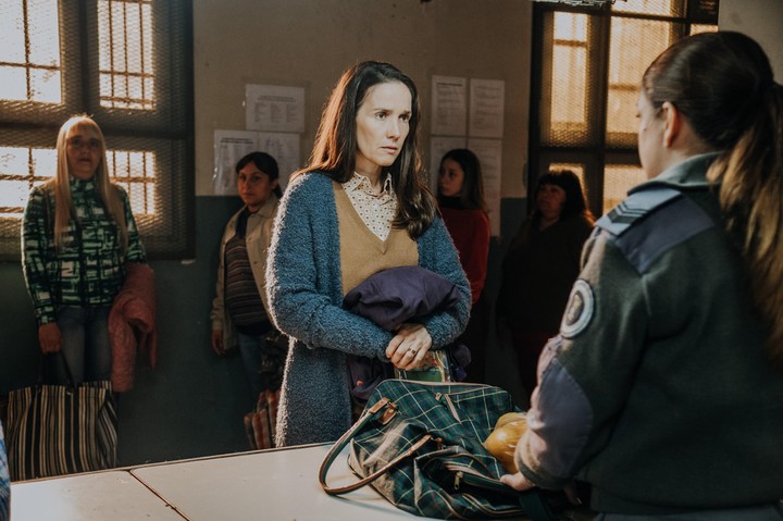 Andrea (Natalia Oreiro) en una pesquisa en la cárcel donde su hijo está preso.