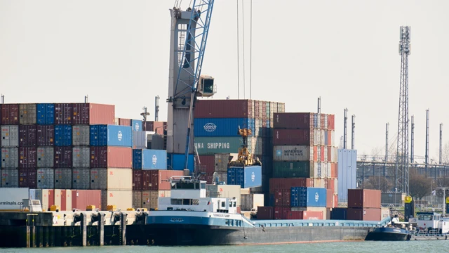 Una terminal de contenedores en el puerto de Rotterdam el 3 de abril de 2025 en Rotterdam, Países Bajos.