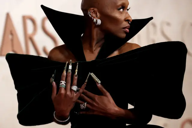 Cinthya Erivo, aspirante al premio a mejor actriz por su papel en Wicked, posa mostrando su manicura en la alfombra roja de los Oscar 2025 en el teatro Dolby de Hollywood, Los Ángeles, Estados Unidos, el 2 de marzo de 2025. REUTERS/Mario Anzuoni