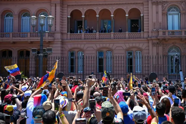 Venezolanos saludan a Javier Milei y Edmundo González en la Plaza de Mayo