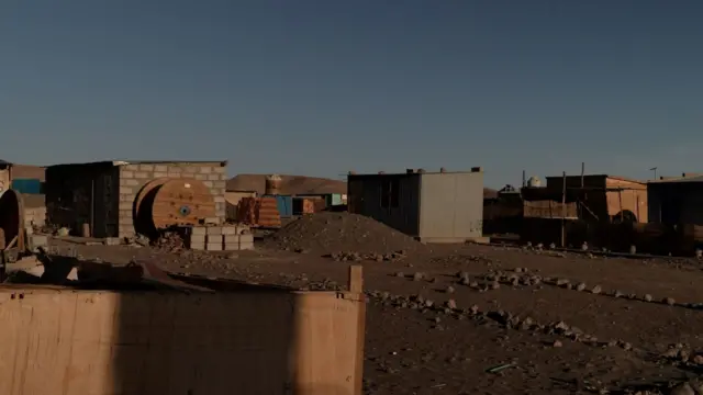 Varias casas hechas de madera o de ladrillo hacen parte del paisaje de Pampa Clemesí.