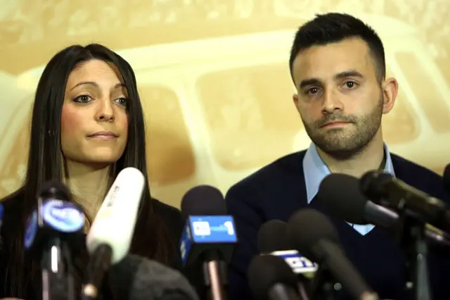 La hermana de Meredith Kercher, Stephanie Kercher, y su hermano Lyle Kercher hablan con la prensa en el Star Hotel, el día después del veredicto final del nuevo juicio de Amanda Knox y Raffaele Sollecito en el Palacio de Justicia de Florencia el 31 de enero de 2014 en Florencia, Italia.