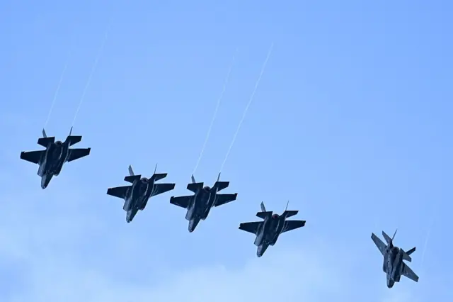 Aviones Lockheed Martin F35-B de los marines estadounidenses en preparación para aterrizar en el aeropuerto José Aponte de la Torre en Ceiba, Puerto Rico, el 13 de septiembre de 2025. 