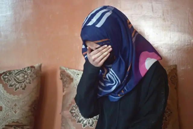 Joven afgana llora por las restricciones a la educación.
