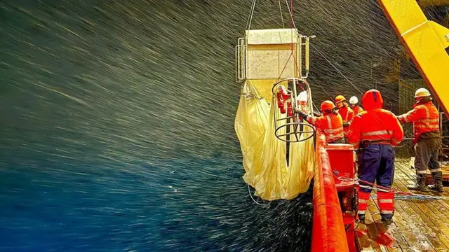 Investigadores a borde del barco recolectando plancton.