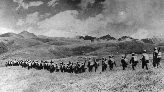 Soldados chinas ingrensando al Tibet