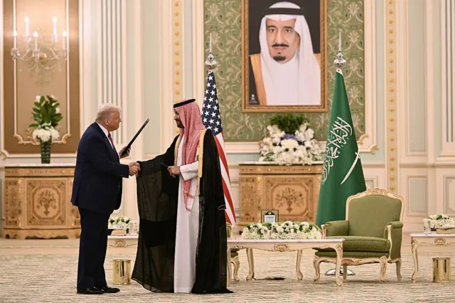 El presidente estadounidense Donald Trump estrecha la mano del príncipe heredero saudí Mohammed bin Salman durante una reunión bilateral en Riad.