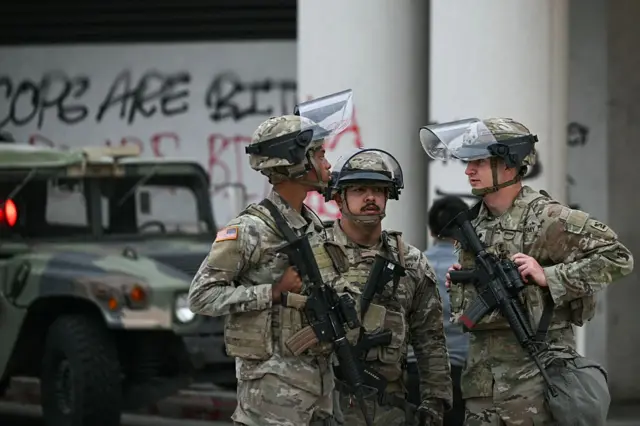 Miembros de la Guardia Nacional de California vigilan fuera del Edificio Federal Edward R. Roybal en la mañana del 10 de junio de 2025, tras otro día de protestas en respuesta a las operaciones federales de inmigración en Los Ángeles. (Foto por RONALDO SCHEMIDT / AFP) (Foto por RONALDO SCHEMIDT/AFP a través de Getty Images)