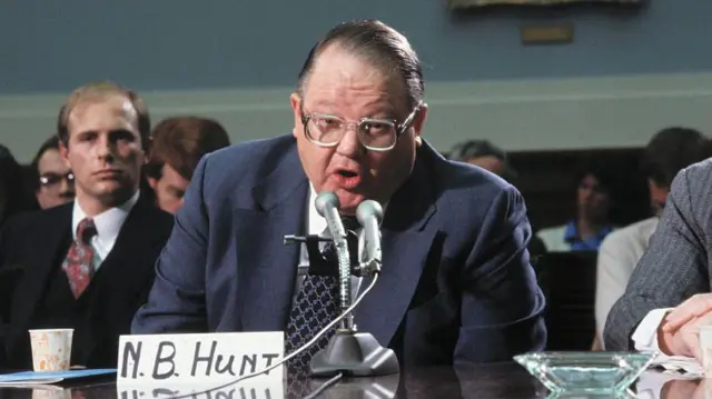 El multimillonario Nelson Bunker Hunt comparece ante un subcomité de la Cámara de Representantes que investiga el colapso del mercado de la plata (2 de mayo de 1980).