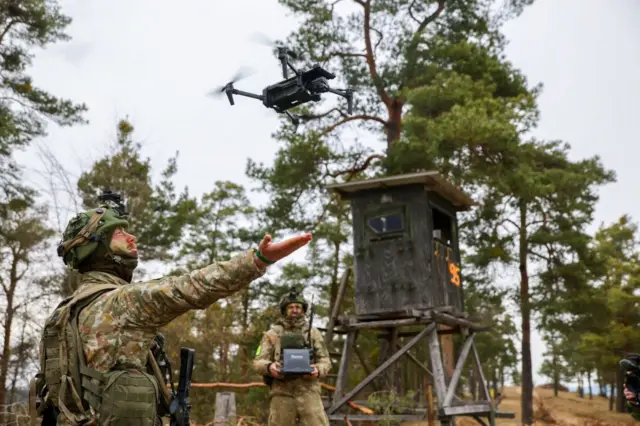 Soldados lituanos con un dron durante un ejercicio militar de la OTAN.