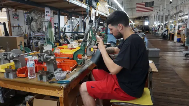 Jared Botelho, empleado de Vanson Leathers, se encarga de la fabricación de los botones a presión para las chaquetas de motociclismo de la empresa.
