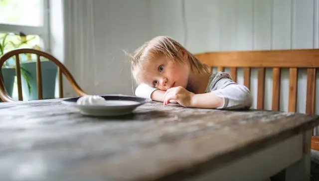 Niña en el experimento del malvavisco
