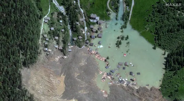 Una imagen satelital muestra una vista más cercana de casas destruidas y el río Ionza bloqueado, el 29 de mayo de 2025, después de que un glaciar en los Alpes suizos colapsara parcialmente y cayera sobre el pueblo, en Blatten, Suiza.