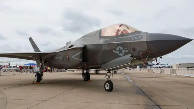 Una toma de primer plano del avión de combate F-35 del Cuerpo de Marines de EE. UU. exhibido en el America's Air Show en la Estación Aérea del Cuerpo de Marines Miramar en San Diego, California.