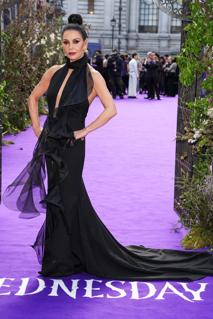 Ella tiene un look. Catherine Zeta-Jones en la premiere de la segunda temporada de Merlina. Foto: AP.