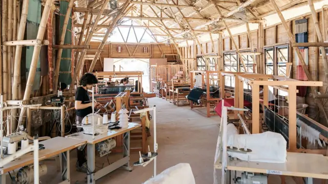 Un centro de tejido construido con postes de bambú doblados en Batangas, Filipinas