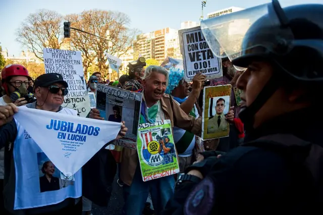 Jubilados en protesta contra el gobierno de Milei frente a la policía