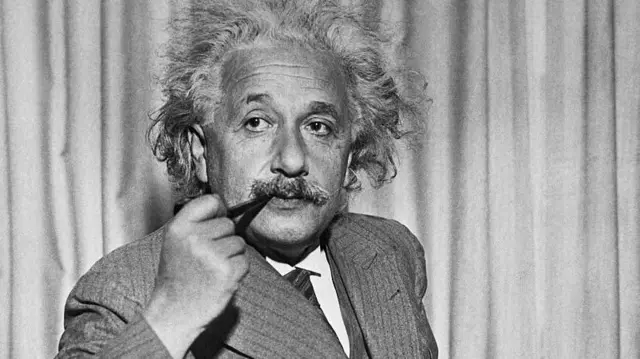 Albert Einstein fumando pipa.