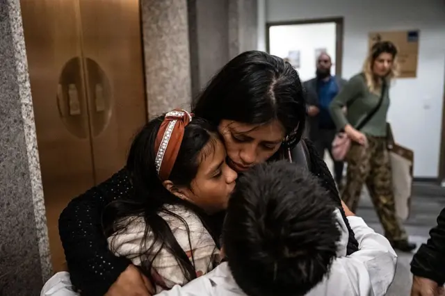 Mónica Moreta Galarza abraza a sus dos hijos en los pasillos del tribunal de inmigración en el 26 Federal Plaza de Nueva York el 25 de septiembre de 2025. (Foto: Stephanie Keith/Getty Images)