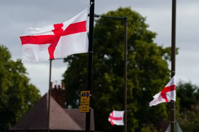 Banderas ondeando en Birmingham el 27 de agosto