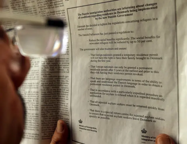 Un libanés mira un anuncio publicado en el diario libanés