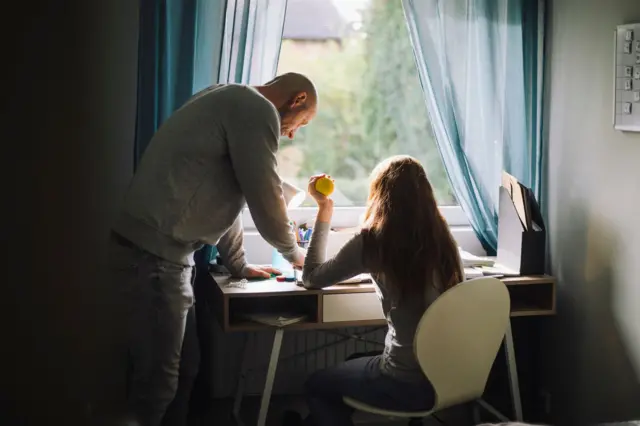 Niña con su padre. 