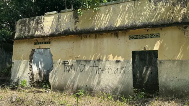 Casa en ruinas con la señalización de 