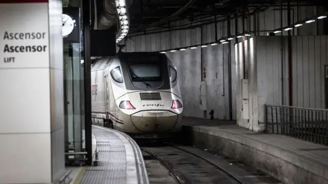 Un tren de la Alta Velocidad Española (AVE) rueda por la estación de Barcelona.