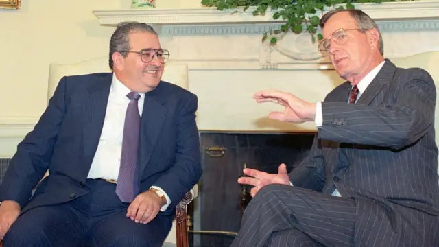 Guillermo Endara y George Bush conversan en  en la Oficina Oval en Washington el 30 de abril de 1990