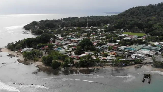 Toma aérea de Puerto Viejo que muestra la mayor parte del centro del poblado, donde se concentran restaurantes, bares, hoteles y otro tipo de comercios dedicados al turismo.