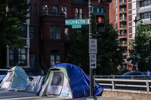 Tiendas de campaña que sirven de techo a personas sin hogar en una acera en Washington, DC, EE. UU., el lunes 11 de agosto de 2025.  (Fotógrafo: Alex Wroblewski/Bloomberg a través de Getty Images)