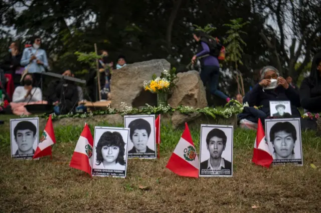 Fotos de algunas de las víctimas de las fuerzas del Estado colocadas junto a banderitas peruanas en un acto organizado por sus familiares. 
