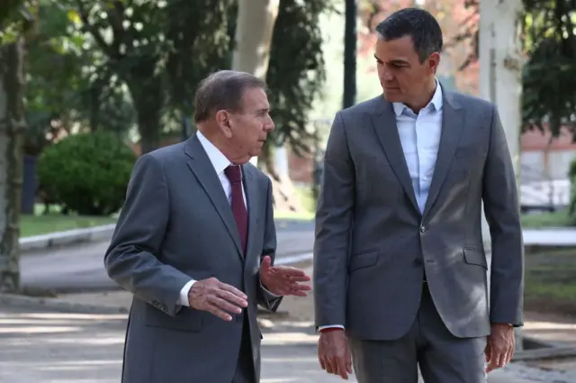 Gonzalez Urrutia junto al presidente del gobierno español, Pedro Sánchez