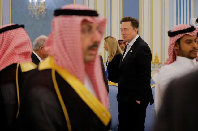 Elon Musk en Riad rodeado de personas