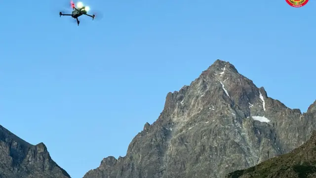 Un dron sobrevuela una montaña escarpada