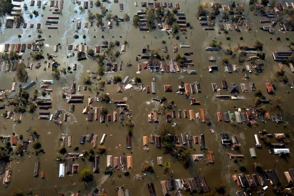 Desde el aire, el histórico barrio de Lower Ninth Ward parecía una isla sumergida: el agua lo rodeaba todo tras la devastación del 30 de agosto de 2005