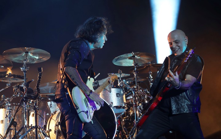 Junto a Zeta Bosio en el inicio de la gira Gracias Totales, en 2020 en Bogotá. Foto: AP 