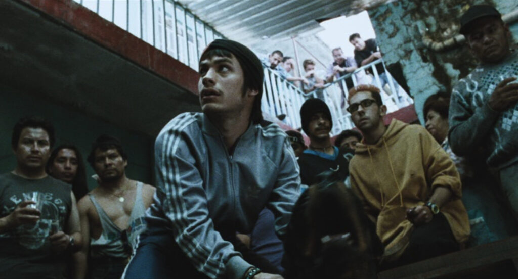 Gael García Bernal en escenas de pelea de perros de Amores Perros.