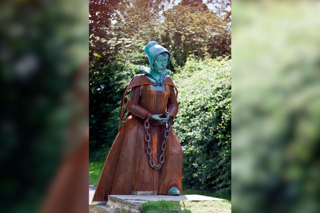 Estatua de Alice en el pequeño pueblo de Roughlee, en Lancashire