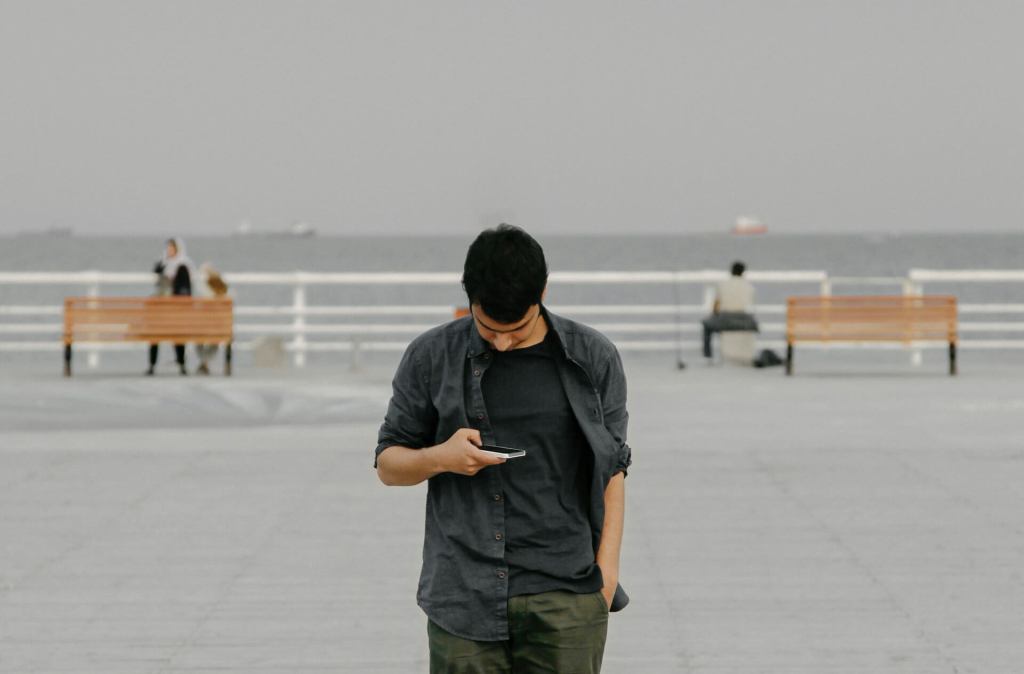 Algunos adolescentes dicen sentirse más cómodos hablando con una IA que con otras personas.