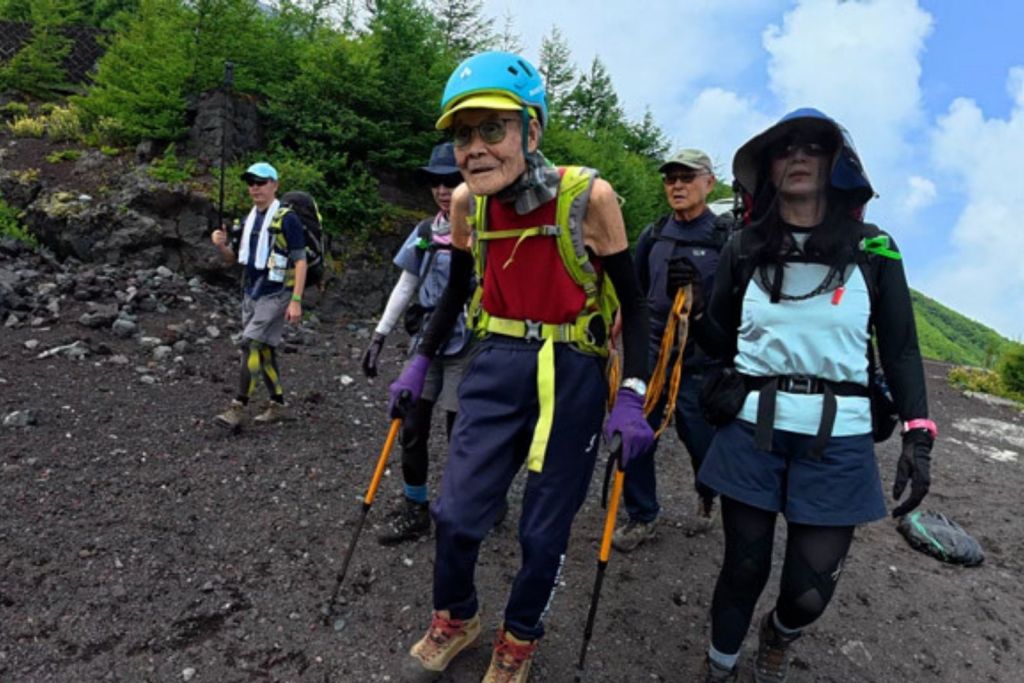 Durante la travesía, su hija de 70 años fue su mayor apoyo en la montaña