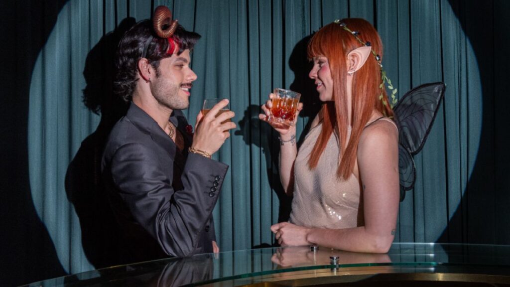 Jóvenes tomando un trago.