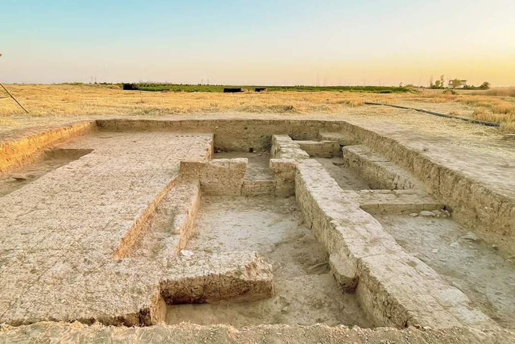 Estructuras de adobe conservadas dentro de una excavación de 10 por 10 metros, pertenecientes al palacio situado en la ciudad baja de Kurd Qaburstan