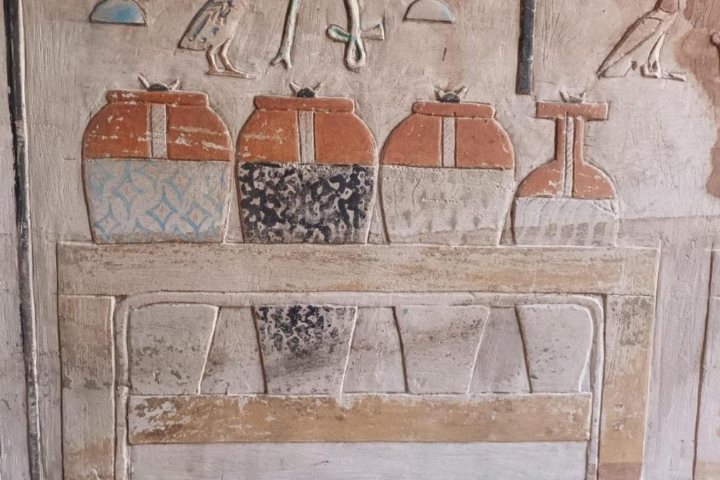 Una parte de la pintura mural muestra diversos recipientes característicos del antiguo Egipto