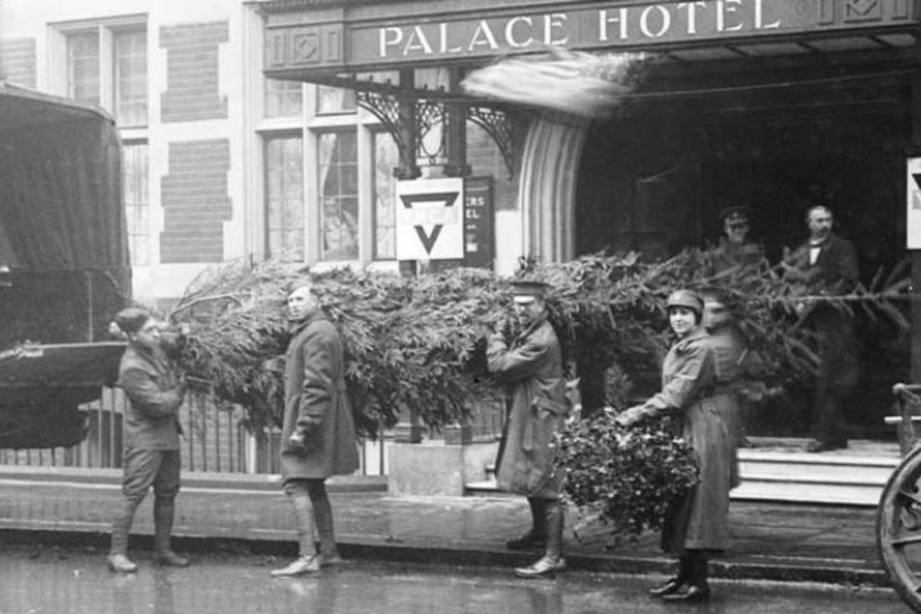 Distribución de árboles navideños entre los soldados del ejército de Estados Unidos alojados en el Palace Hotel de Londres, en diciembre de 1918