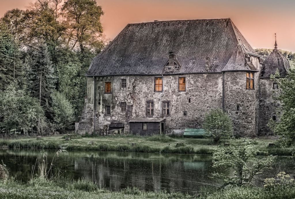 Casa de piedra junto a un río