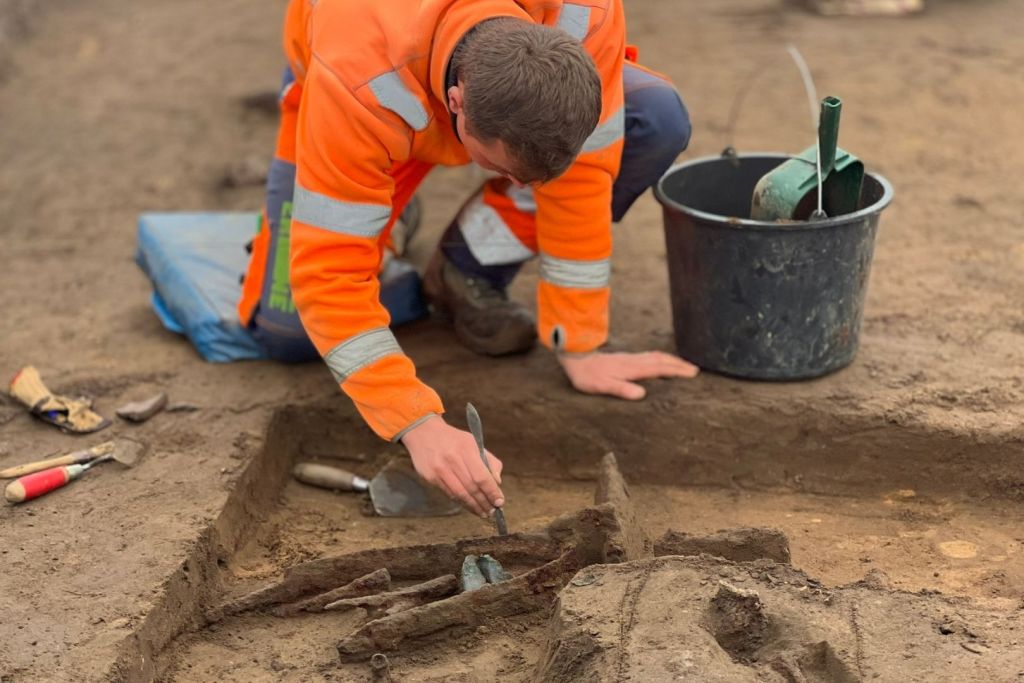 El arqueólogo Elias Witte Thomasen y su equipo llevaron a cabo excavaciones en el yacimiento de Løsning Søndermark como parte de los trabajos previos a la construcción de una carretera