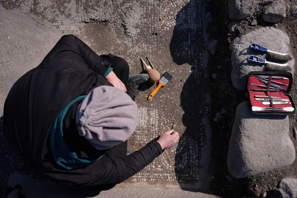 Un arqueólogo desentierra coloridos mosaicos en la llamada Casa de los Mosaicos, ubicada en la antigua ciudad de Pérgamo, en el oeste de Turquía