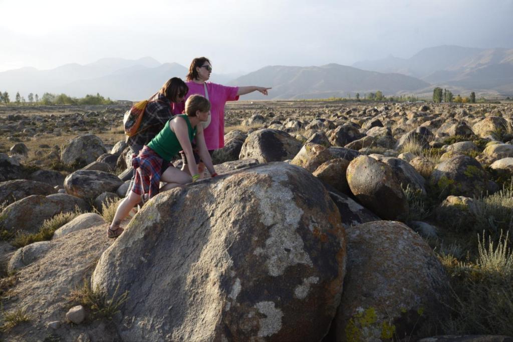Algunos investigadores de la expedición junto a las orillas del lago Issyk-Kul, en pleno corazón de las montañas Tien Shan, cerca de la frontera entre Kirguistán y Kazajistán